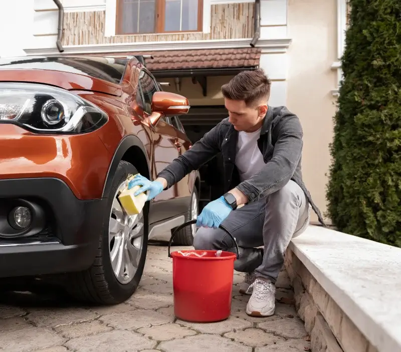 Lavage auto à domicile Pierrefort : professionnel intervenant sur un véhicule